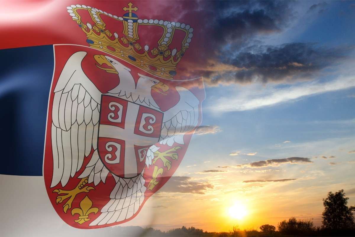 prikaz neba i srpske zastave